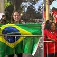 Separados por grades e provocações: bolsonaristas e petistas marcam presença em 1º debate entre Flávio e Lula