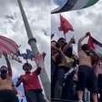 Manifestantes queimam bandeira dos EUA durante ato a favor de Lula em São Paulo