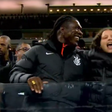 Seedorf surpreende e acompanha jogo do Corinthians no meio da torcida