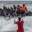 Bebê morre no Mar Egeu após lancha com migrantes colidir com barco da polícia