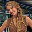 Patrícia Poeta faz 50 anos com vestido de crochê de R$ 9 mil de grife estreante no SPFW