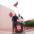 De la Cruz recebe homenagem do Flamengo pelos 100 jogos