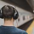 Uso excessivo de fones pode causar danos permanentes à audição