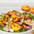 Pêssego grelhado com frango, nozes e folhas verdes: aprenda a fazer essa salada rica em proteínas para o jantar
