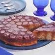 Como fazer bolo gelado de aveia e banana com calda caramelizada