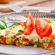 Omelete recheada com legumes e queijo: jantar fácil e saudável