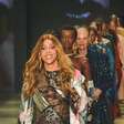 Erika Hilton encerra desfile do Apartamento 03 no SPFW, que celebra o tempo com veteranas na passarela