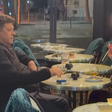 Casal toma drink perto de lixeira em chamas durante protestos em Paris