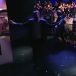 Flávio Bolsonaro dá saltinhos de comemoração no final do debate da Band contra Lula