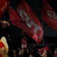 Vídeo mostra festa de apoiadores de Lula na frente da Band após petista chamar Flávio de 'miliciano'