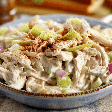 Salada cremosa de frango com iogurte: aprenda essa receita proteica e fácil para o jantar
