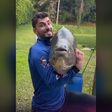Goleiro do São Paulo, Rafael surpreende ao pescar peixe de 47kg que pode ter 30 anos