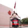 De la Cruz é homenageado por completar 100 jogos pelo Flamengo