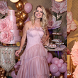Vestido de princesa, flores gigantes e muito rosa: Karina Bacchi faz festa de 50 anos com ex-Tiazinha, ex-Ronaldinha e lançamento de revista evangélica; veja fotos
