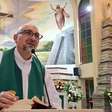 Padre morre após ser atingido por crucifixo em missa transmitida ao vivo no Equador