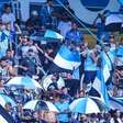 Torcedores do Grêmio estendem faixas de protesto: "Omissão e palanque"