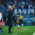 Grêmio deve valor milionário para Luís Castro após demitir técnico e encontra dificuldades para quitar dívida