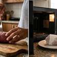 Você tem batata-doce e uns 5 minutos? Veja como prepará-la no micro-ondas sem perder tempo