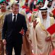 Criticado por viajar durante crise, Macron fecha acordos no Golfo para garantir abastecimento de diesel