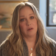 Christina Applegate chora ao contar que recebeu diagnóstico errado de esclerose múltipla: 'De volta à estaca zero'