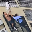 Criança fica pendurada no 12º andar e vizinhos se mobilizam para salvá-la na China
