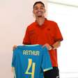 Alvo do Barcelona, Arthur Dias pode render venda histórica ao Athletico-PR; veja
