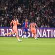 Barcelona denuncia mosaico da torcida do PSG à UEFA após jogo da Champions League