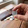 Procure na carteira: moeda de 50 centavos de 2002 com erro raro de fabricação pode valer até R$ 200 para colecionadores