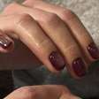 Unhas com nomes de bebidas são a nova tendência de manicure da temporada: do Chai Latte ao Bordeaux
