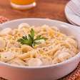 Vitarella destaca receita cremosa de macarrão com frango e milho