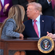 Melania Trump 'desvia' de beijo do marido durante evento na Casa Branca e cena viraliza