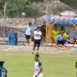 Vídeo: jogador é demitido por apedrejar bandeirinha durante partida