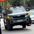 Motorista de BYD na China tem roda bloqueada por trava e resolve o problema dirigindo com a roda suspensa no ar