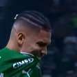 Paulinho se machuca mais uma vez e deixa jogo chorando