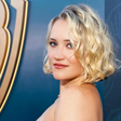 Emily Osment revela que trincou costela enquanto por usar barriga falsa de grávida em 'Jovem Sheldon'