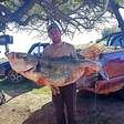 Pescadores fisgam carpa de 51 kg no Lago Passo Real, no Noroeste do RS