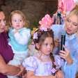 Filha de Virgínia, Maria Alice, de 5 anos, pede para tapar os ouvidos durante parabéns de Maria Flor: pediatra explica que reação isolada não significa um problema de saúde. 'Merece atenção é quando esse desconforto se torna frequente'