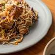 Japchae: aprenda a receita de macarrão coreano da chef Manu Buffara