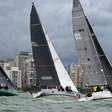 Regata Santos-Rio larga com vento leste, ondas de proa e 35 veleiros na disputa