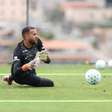 Everson volta aos treinos no Atlético e vira reforço contra Flamengo