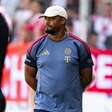 Kompany, técnico do Bayern, é levado de ambulância ao hospital após desmaiar em treino