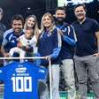 Matheus Henrique recebe homenagem do Cruzeiro antes de duelo contra o Remo