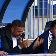Emissora flagra Artur Jorge 'full pistola' no banco de reservas do Cruzeiro durante jogo no Mineirão