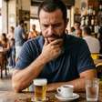 Quanto tempo demora para o álcool sair do corpo? O que água, café e banho frio realmente fazem