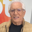 Carlos Alberto de Nóbrega recebe alta e se emociona com surpresa feita pela esposa; veja mais