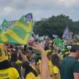 Flávio Bolsonaro reúne multidão no último ato no Rio e encerra manifestação com oração