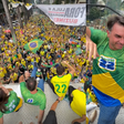 Em ato sem discurso, Flávio Bolsonaro faz 'dancinhas' contra o PT em BH