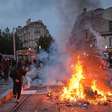 Quase mil pessoas são presas após confrontos em mais um dia de protestos em massa na França
