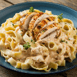 Macarrão ao molho branco com filé de frango grelhado: aprenda essa receita para o almoço de domingo