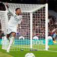 Raphinha marca, mas Mbappé decide em vitória do Real sobre Barcelona